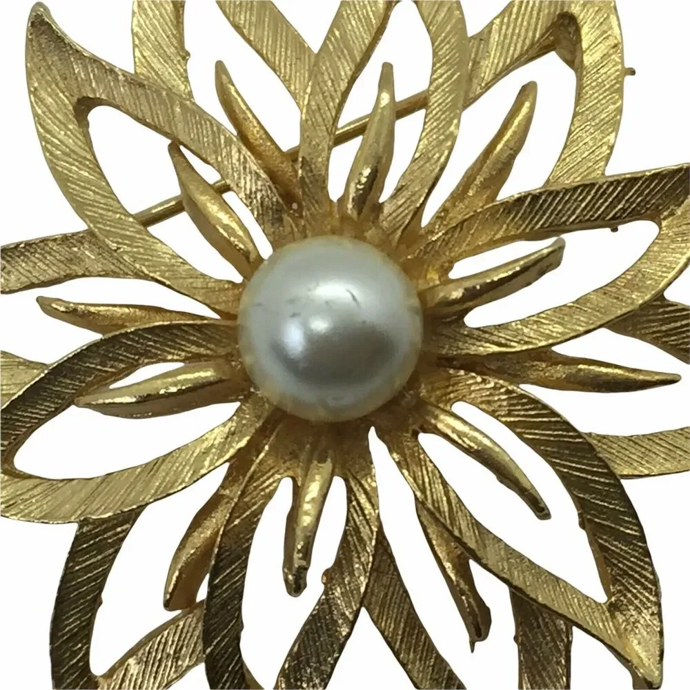 Retro Flower Brooch Pin Vintage Women's Gold Tone Floral Lightweight Faux Pearl